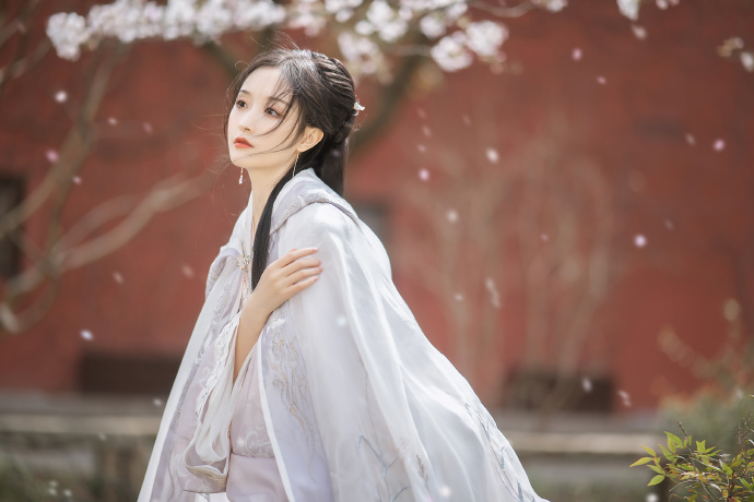 处女泉 封面